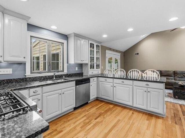 house with 4 bedroom, Seekonk MA ES105514919