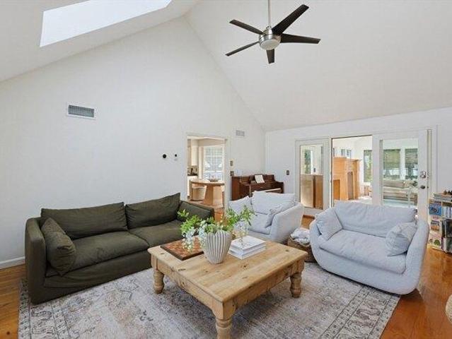 house with 4 bedroom, Seekonk MA ES105512610