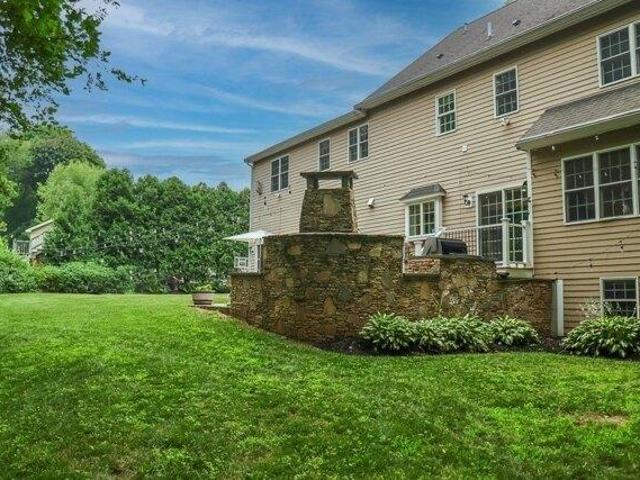 house with 4 bedroom, Shrewsbury MA ES105424662