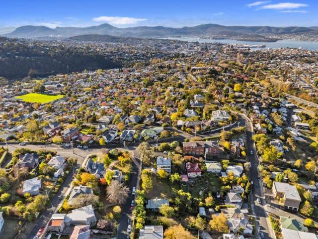 House 4 Bedroom For Rent South Hobart, ES102578099