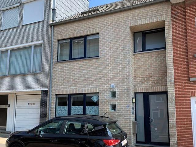 House with 5 BEDR, 2 BATHR and large garden in the center