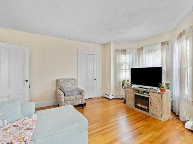 house with 5 bedroom, Waltham MA ES105497757