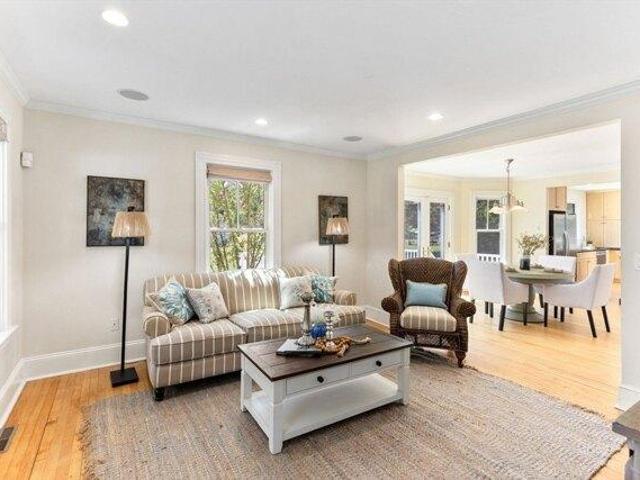 house with 5 bedroom, Attleboro MA ES105404099