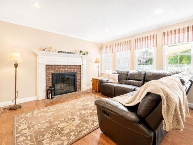house with 5 bedroom, Attleboro MA ES105414578
