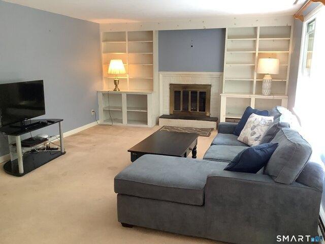 house with 5 bedroom, Canton CT ES105442482