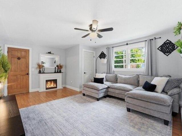 house with 5 bedroom, Chicopee MA ES104570008