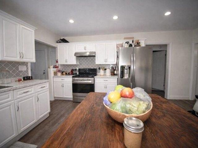 house with 5 bedroom, Chicopee MA ES104570612