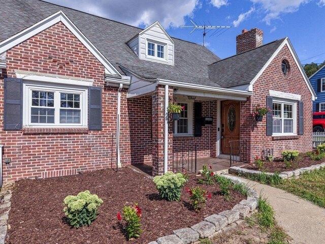 house with 5 bedroom, Chicopee MA ES105340820