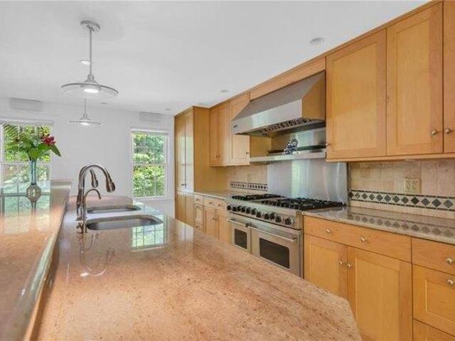 house with 5 bedroom, Cumberland RI ES105726107