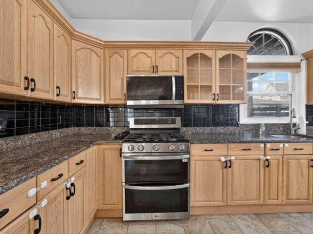 house with 5 bedroom, Everett MA ES105613601