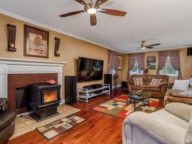 house with 5 bedroom, Fitchburg MA ES104442117