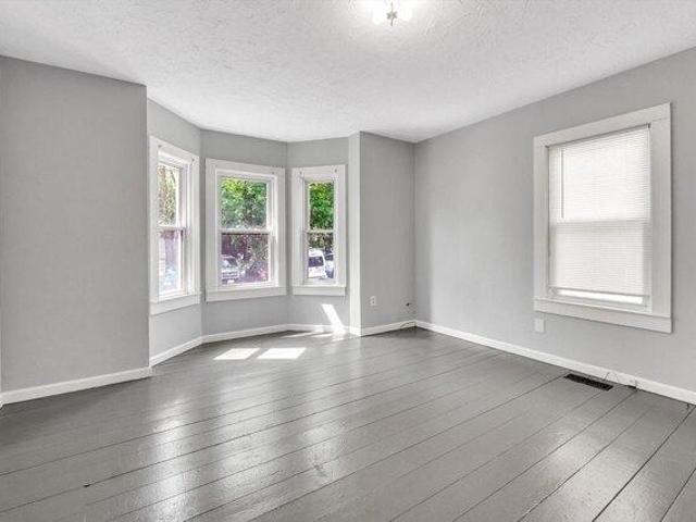 house with 5 bedroom, Fitchburg MA ES105318137