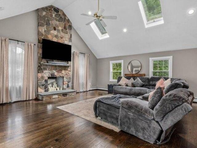 house with 5 bedroom, Foxboro MA ES105610225