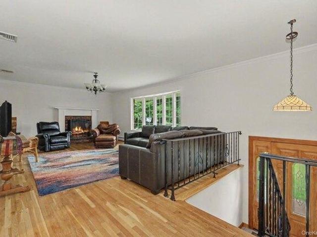 house with 5 bedroom, Mahopac NY ES105320229