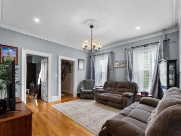 house with 5 bedroom, Medford MA ES103434185