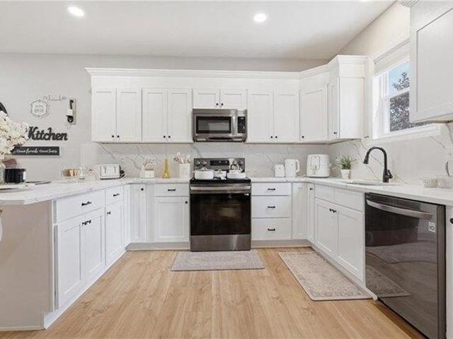 house with 5 bedroom, New Bedford MA ES105692542