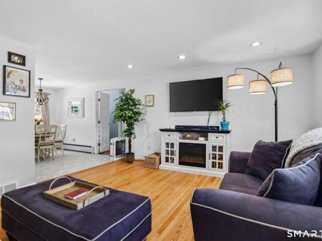 house with 5 bedroom, North Haven CT ES105442194