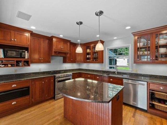house with 5 bedroom, Shrewsbury MA ES105442045