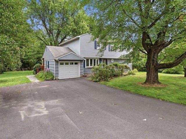 house with 5 bedroom, South Hadley MA ES105290629