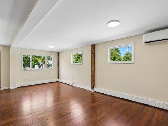 house with 6 bedroom, Uxbridge MA ES105533085