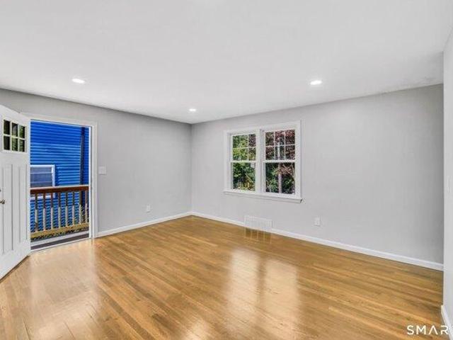 house with 6 bedroom, Waterbury CT ES105588011