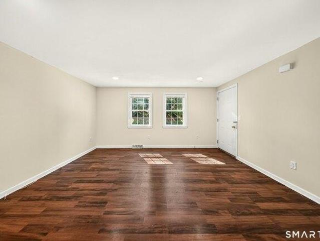 house with 6 bedroom, West Haven CT ES105588115