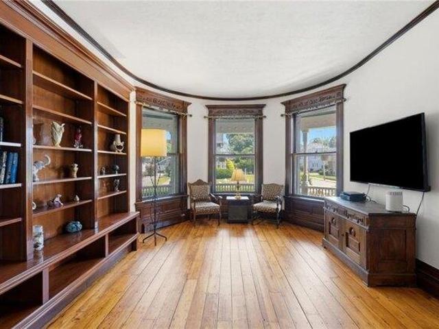 house with 6 bedroom, Woonsocket RI ES104542018