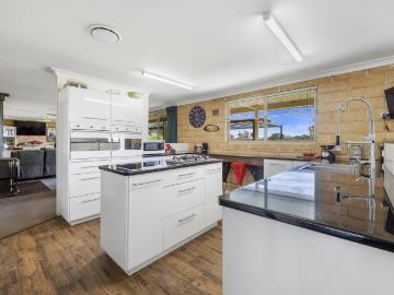 House for sale in Yass - Equipped kitchen
