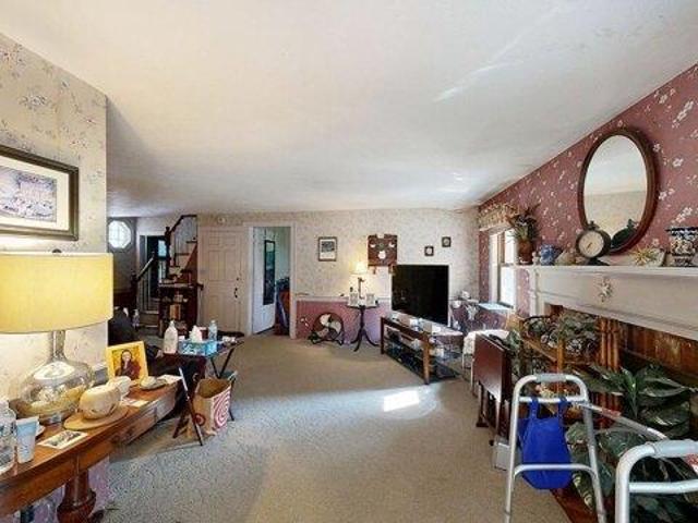 house with 6 bedroom, Attleboro MA ES105611578