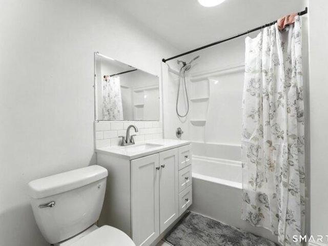 house with 6 bedroom, Bridgeport CT ES105423182
