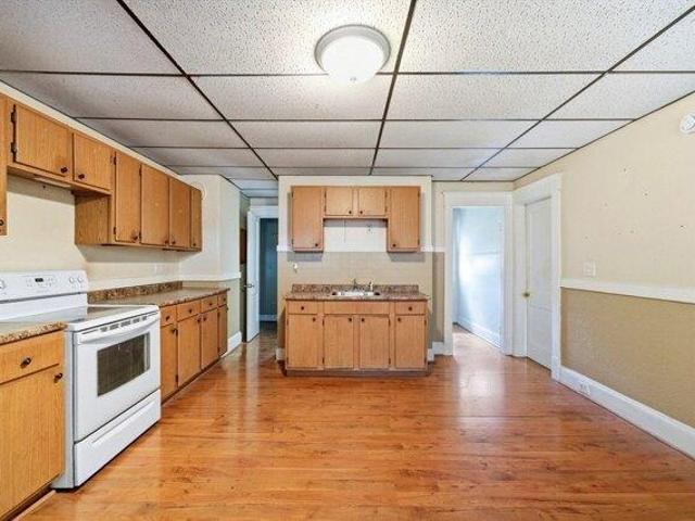 house with 6 bedroom, Chicopee MA ES104541725