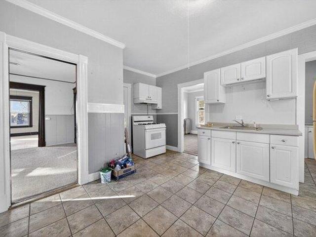 house with 6 bedroom, Chicopee MA ES105477429