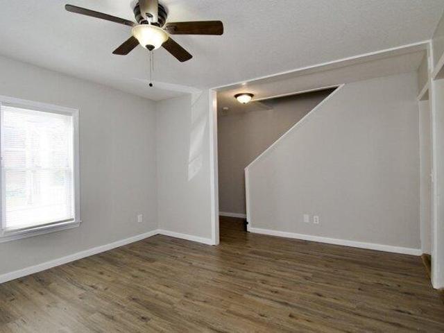 house with 6 bedroom, Chicopee MA ES105427459