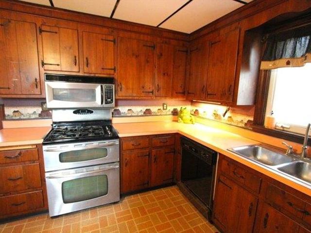 house with 6 bedroom, Franklin MA ES105513600