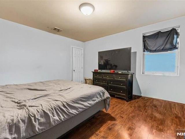 house with 6 bedroom, Garfield NJ ES105648448