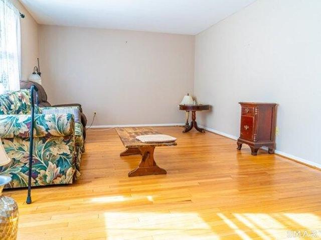 house with 6 bedroom, Hamden CT ES105415889