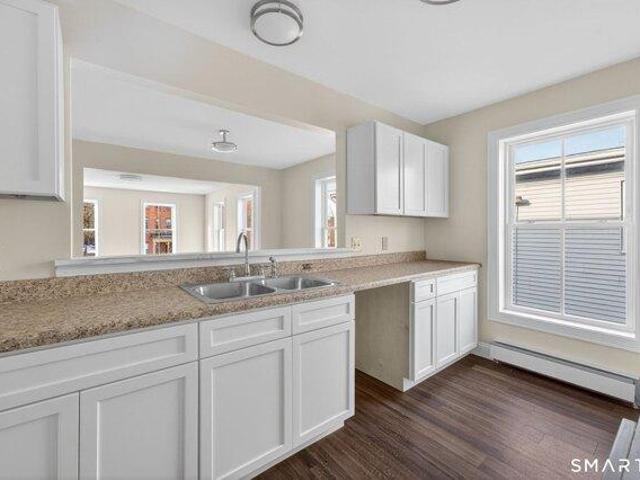 house with 6 bedroom, Hartford CT ES105552069