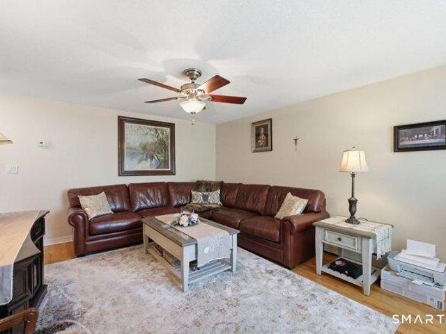 house with 6 bedroom, New Britain CT ES104567993