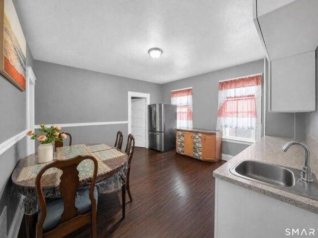 house with 6 bedroom, New Britain CT ES105512189