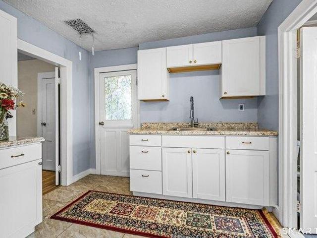 house with 6 bedroom, New Britain CT ES105515267