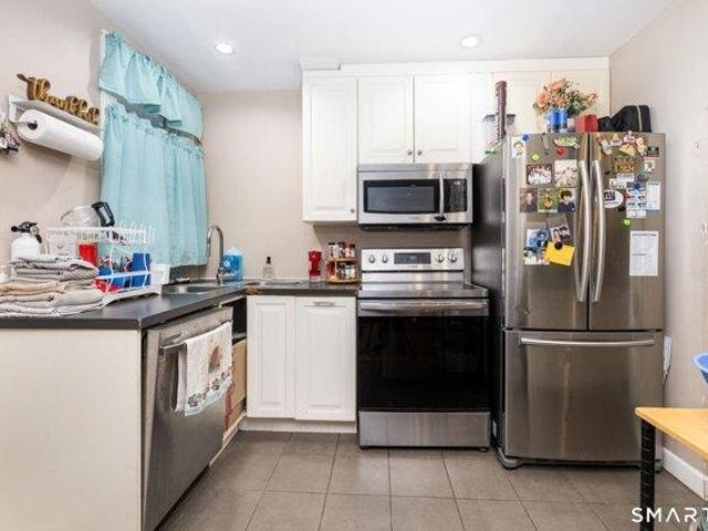 house with 6 bedroom, New London CT ES105497653