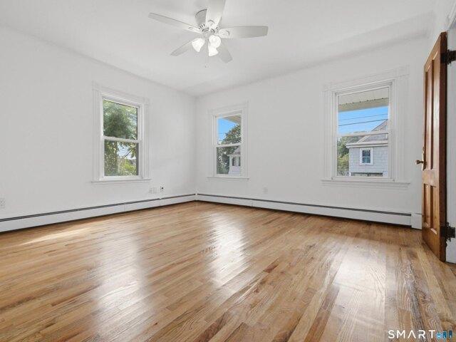 house with 6 bedroom, New London CT ES105650838