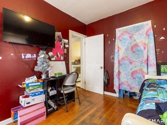 house with 6 bedroom, New London CT ES105661158