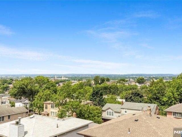 house with 6 bedroom, Palisades Park NJ ES105711741