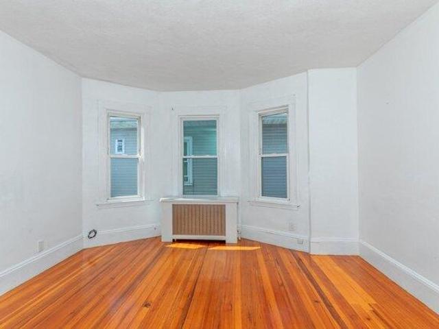 house with 6 bedroom, Revere MA ES105365954