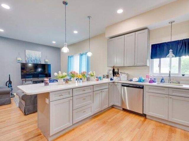house with 6 bedroom, Stoneham MA ES103436280