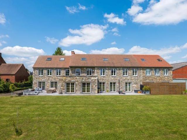 House with 7 bedrooms and 4 bathrooms