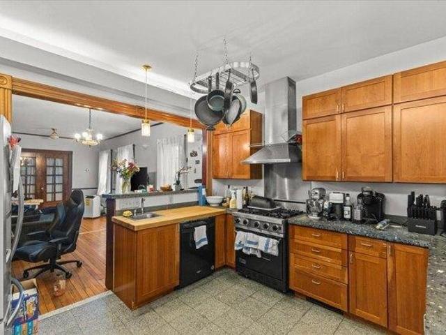 house with 8 bedroom, Burlington VT ES104569797