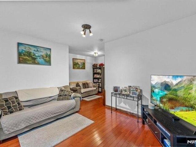 house with 8 bedroom, Elizabeth NJ ES105832898