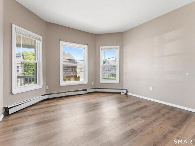 house with 8 bedroom, New Britain CT ES105477998
